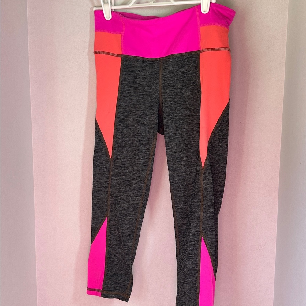 Athleta cropped Capri leggings size small gray pink orange